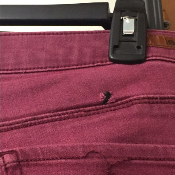 Red Jeans Lei - Picture 3 of 3